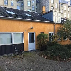 In Quiet Yellow Courtyard Guest house